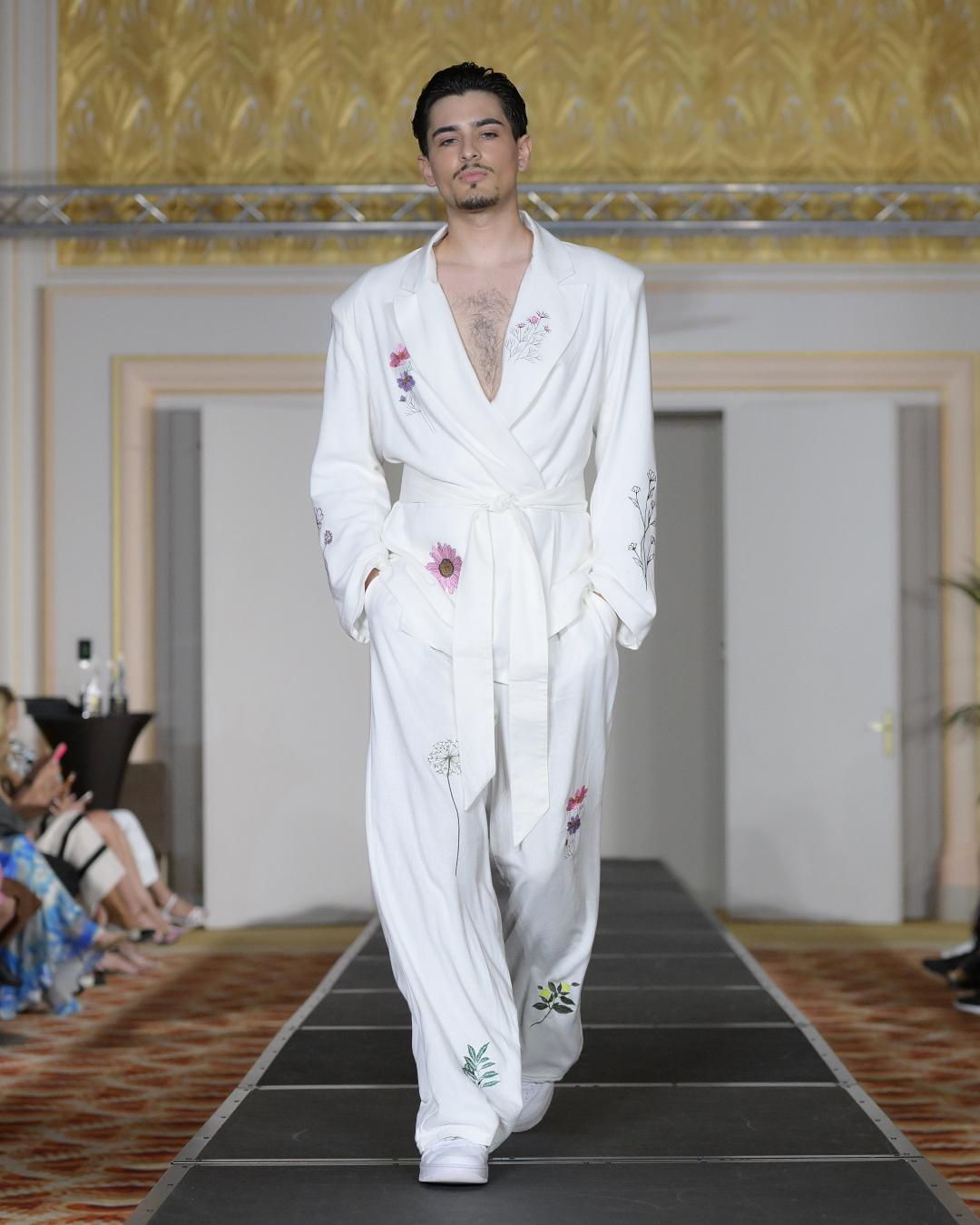Israel Huertas - Monaco Fashion Week 2026, pasarela traje blanco bordado floral