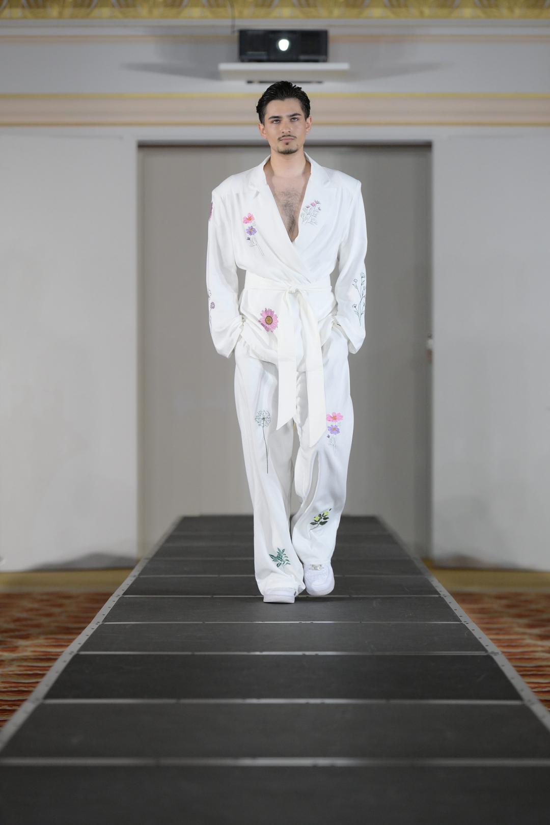 Israel Huertas - Monaco Fashion Week 2026, pasarela frontal traje blanco flores