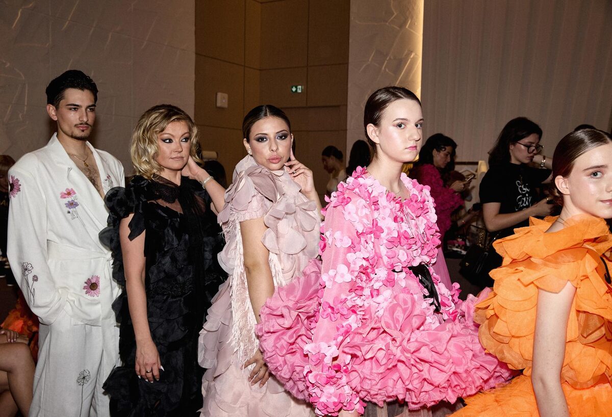 Israel Huertas - Monaco Fashion Week 2026, backstage grupo modelos color