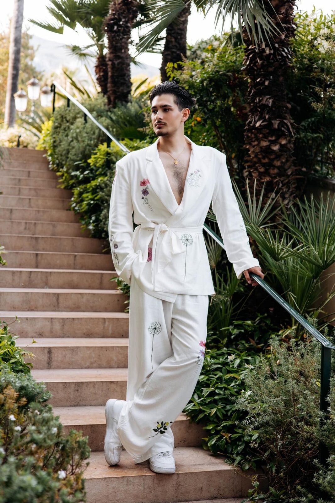 Israel Huertas - Monaco FW 2026, editorial pose dinámica escaleras
